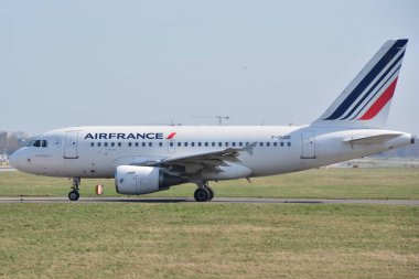 Bu Airfrance uçak F-Guge Varşova Chopin Havaalanı olarak Airbus A318-111 kayıtlı bir görünümüdür. 1 Nisan 2017. Varşova, Polonya.