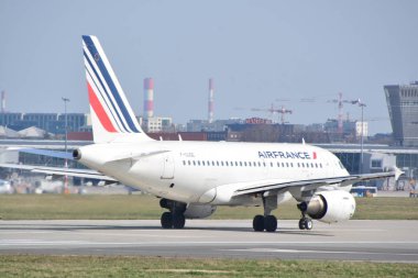 Bu Airfrance uçak F-Guge Varşova Chopin Havaalanı olarak Airbus A318-111 kayıtlı bir görünümüdür. 1 Nisan 2017. Varşova, Polonya.