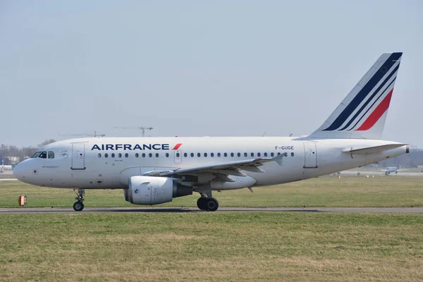 Вид Самолета Airbus A318 111 Авиакомпании Airfrance Зарегистрированного Guge Аэропорту — стоковое фото