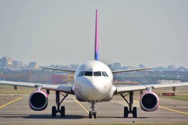 Bu arası Wizzair uçağı Airbus A320-232 Ha-Lwc Varşova Chopin Havaalanı olarak kayıtlı bir görünümüdür. 1 Nisan 2017. Varşova, Polonya.