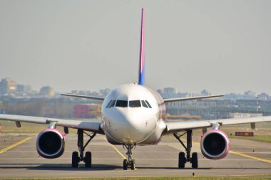 Bu arası Wizzair uçağı Airbus A320-232 Ha-Lwc Varşova Chopin Havaalanı olarak kayıtlı bir görünümüdür. 1 Nisan 2017. Varşova, Polonya.