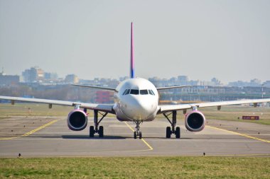 Bu arası Wizzair uçağı Airbus A320-232 Ha-Lwc Varşova Chopin Havaalanı olarak kayıtlı bir görünümüdür. 1 Nisan 2017. Varşova, Polonya.
