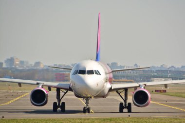 Bu arası Wizzair uçağı Airbus A320-232 Ha-Lwc Varşova Chopin Havaalanı olarak kayıtlı bir görünümüdür. 1 Nisan 2017. Varşova, Polonya.