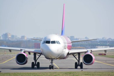 Bu arası Wizzair uçağı Airbus A320-232 Ha-Lwc Varşova Chopin Havaalanı olarak kayıtlı bir görünümüdür. 1 Nisan 2017. Varşova, Polonya.