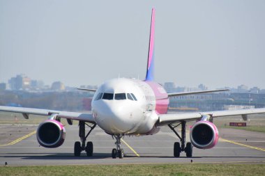Bu arası Wizzair uçağı Airbus A320-232 Ha-Lwc Varşova Chopin Havaalanı olarak kayıtlı bir görünümüdür. 1 Nisan 2017. Varşova, Polonya.