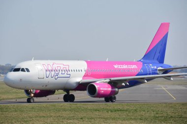 Bu arası Wizzair uçağı Airbus A320-232 Ha-Lwc Varşova Chopin Havaalanı olarak kayıtlı bir görünümüdür. 1 Nisan 2017. Varşova, Polonya.