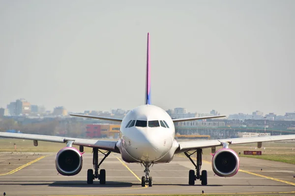 Bu arası Wizzair uçağı Airbus A320-232 Ha-Lwc Varşova Chopin Havaalanı olarak kayıtlı bir görünümüdür. 1 Nisan 2017. Varşova, Polonya.