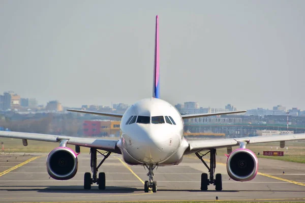 Wizzair 飞机空客 A320 232 在华沙肖邦机场注册为 Lwc 的观点 2017年4月1日 — 图库照片