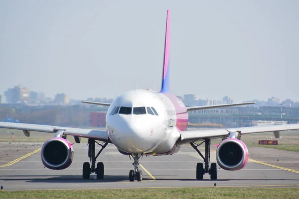 Jest Widok Samolotu Wizzair Airbus A320 232 Zarejestrowane Jako Lwc — Zdjęcie stockowe