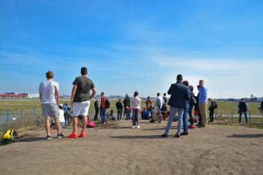 Bu bir uçak spotters Varşova Chopin Havaalanı görünümdür. 1 Nisan 2017. Varşova, Polonya.
