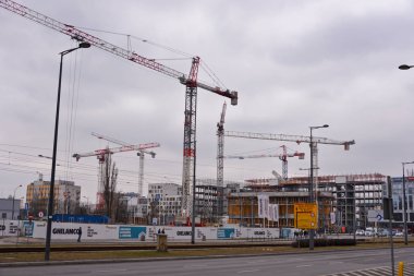 Bu inşaat alanında Merkezi Varşova bir görünümüdür. 27 Mart 2018. Varşova, Polonya.