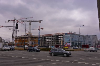 Bu inşaat alanında Merkezi Varşova bir görünümüdür. 27 Mart 2018. Varşova, Polonya.