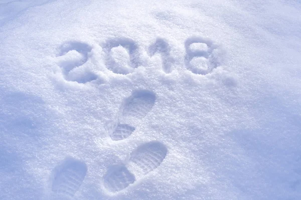 Neujahrsgruß 2018, Fußabdrücke im Schnee, Neujahrsgruß 2018, Grußkarte 2018 Stockfoto