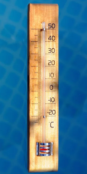 在海滩上的温度刻度显示高温期间热波. — 图库照片