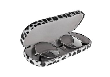 Göz Gözlüğü Beyazda İzole Edildi.  