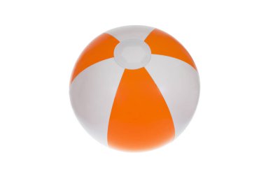 Beyaz arka planda izole edilmiş bir plaj topu.