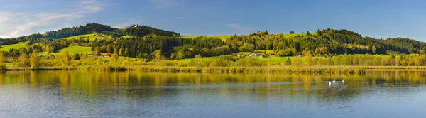 Panoramy krajobrazu w Bawarii z góry jezioro i Alpy — Zdjęcie stockowe