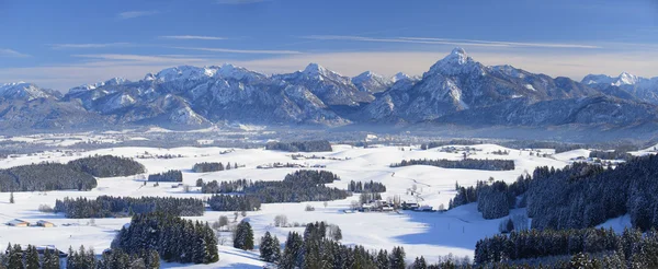 Paesaggio panoramico in Baviera con montagne alpi in inverno — Foto Stock
