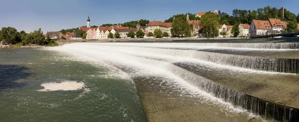 Duitse stad Landsberg en cascade van rivier de Lech — Stockfoto