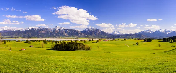 Panoramy krajobrazu w Bawarii z góry jezioro i Alpy — Zdjęcie stockowe