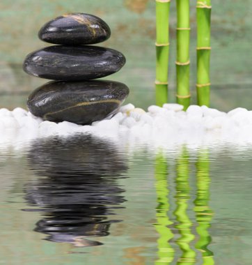 Yığılmış taşlar ile Japon zen Bahçesi
