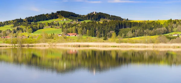 Panorama krajiny v Bavorsku s hory jezero a Alpy — Stock fotografie