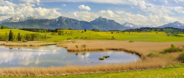 Panoráma táj Bajorországban, a tó és az Alpok hegyei — Stock Fotó