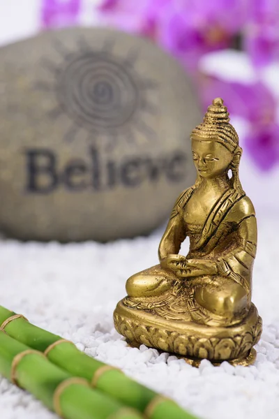 Japanese zen garden with Buddha figure — Stock Photo, Image