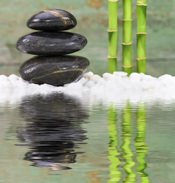 Japonais zen jardin avec des pierres empilées — Photo