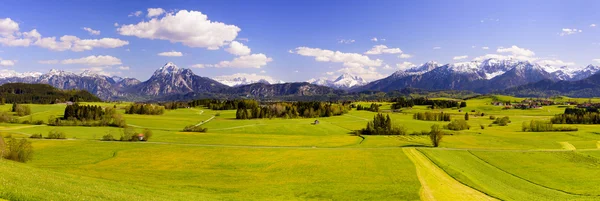 Amplio paisaje panorámico en Baviera con montañas de los Alpes reflejándose en el lago —  Fotos de Stock