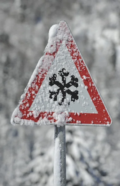 Znak ostrzega śniegu i lodu w zimie — Zdjęcie stockowe