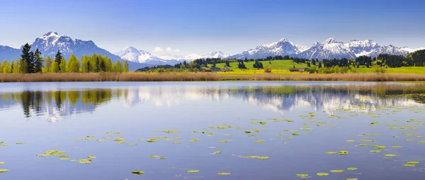 Široké panorama krajiny v Bavorsku se Alpy Karpat zrcadlení v jezeře — Stock fotografie