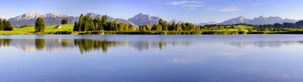 Amplio paisaje panorámico en Baviera con montañas de los Alpes reflejándose en el lago — Foto de Stock