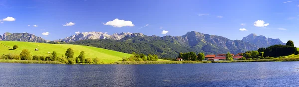 Široké panorama krajiny v Bavorsku se hory Alpy a jezera — Stock fotografie