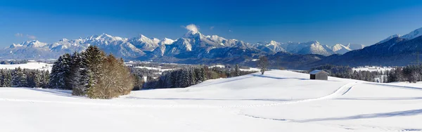 Szeroka panorama pejzaż w Bawarii z mounains Alpy zimą — Zdjęcie stockowe