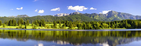 Weite Panoramalandschaft in Bayern mit Bergen, die sich im See spiegeln — Stockfoto