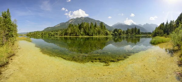 Paisaje panorámico en Baviera con montañas y lago — Foto de Stock