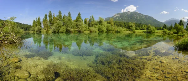 Paisagem panorâmica na Baviera com montanhas e lago — Fotografia de Stock
