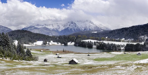 Paisaje panorámico en Baviera con montañas y lago —  Fotos de Stock