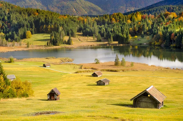 Paisaje panorámico en Baviera con montañas y lago — Foto de Stock