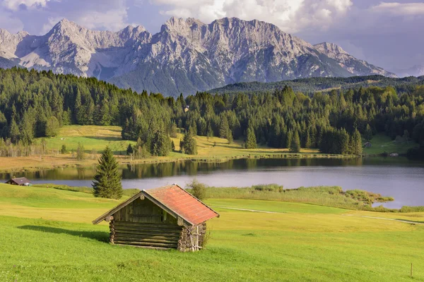 Panorama krajiny v Bavorsku s hory a jezera — Stock fotografie