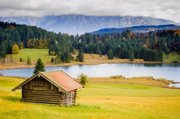Panorama landschap in Beieren met bergen en meer — Stockfoto
