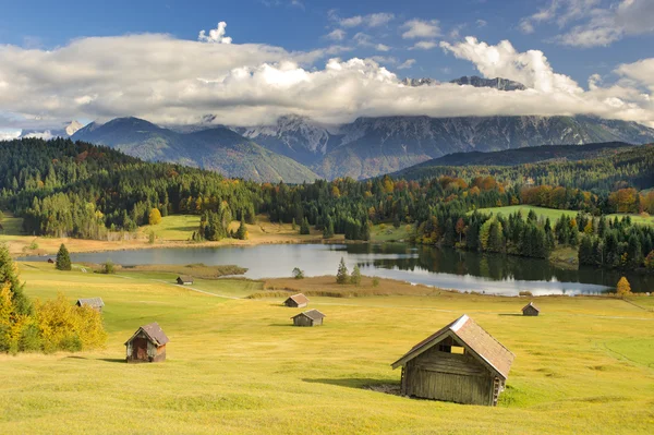 Paisaje panorámico en Baviera con montañas y lago — Foto de Stock