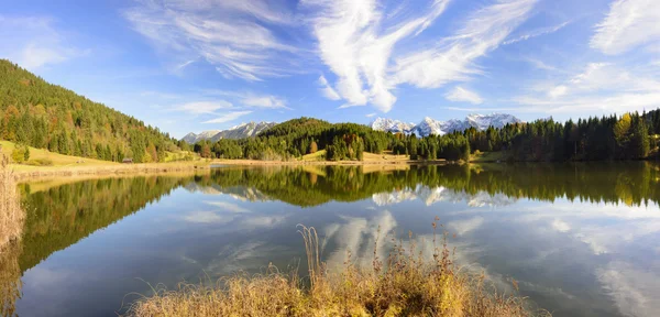 Panorama paesaggio in Baviera con montagne e lago — Foto Stock