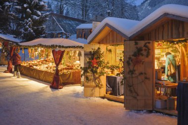 Bavyera ışıklı mağazaları ile romantik Noel pazarı