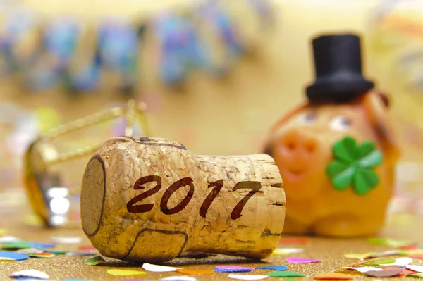 El corcho de champán como símbolo de la suerte en un nuevo año 2017 —  Fotos de Stock