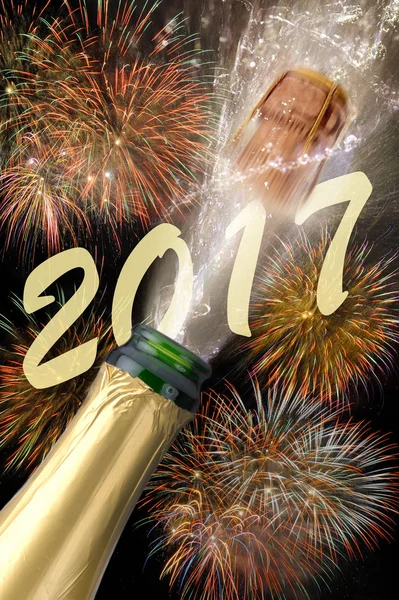 Botella de champán con corcho estallando en los nuevos años 2017 —  Fotos de Stock