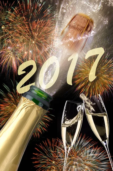 Fles champagne met kurk popping in new years 2017 — Stockfoto