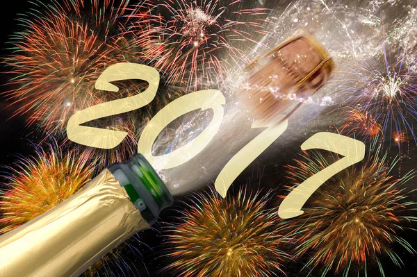 Fles champagne met kurk popping in new years 2017 — Stockfoto