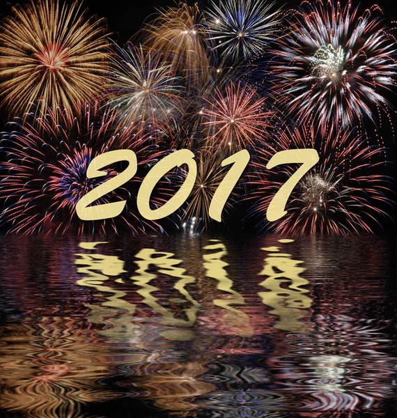 Fogos de artifício em anos novos 2017 espelhamento no lago — Fotografia de Stock